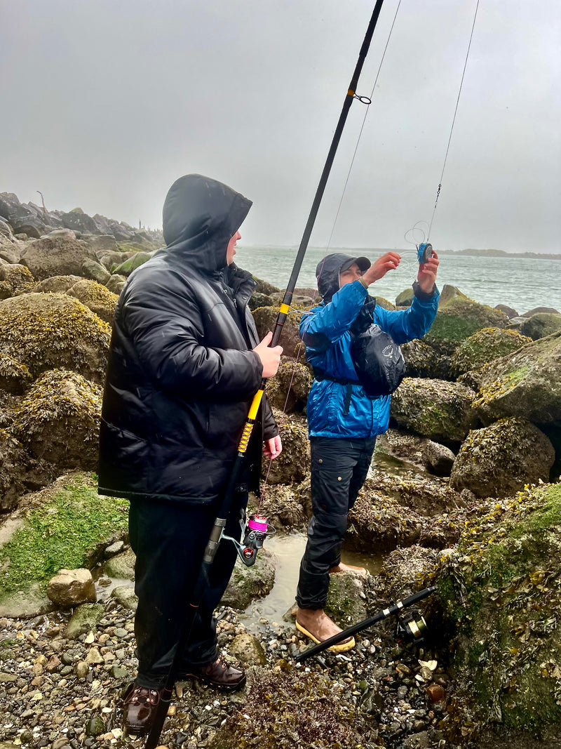 Load image into Gallery viewer, Setting up a crab snare on the end of a fishing pole for crabbing
