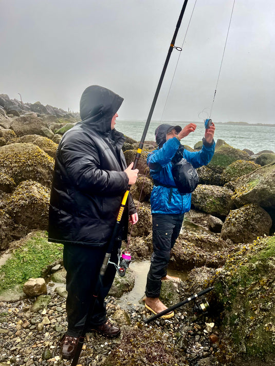Setting up a crab snare on the end of a fishing pole for crabbing